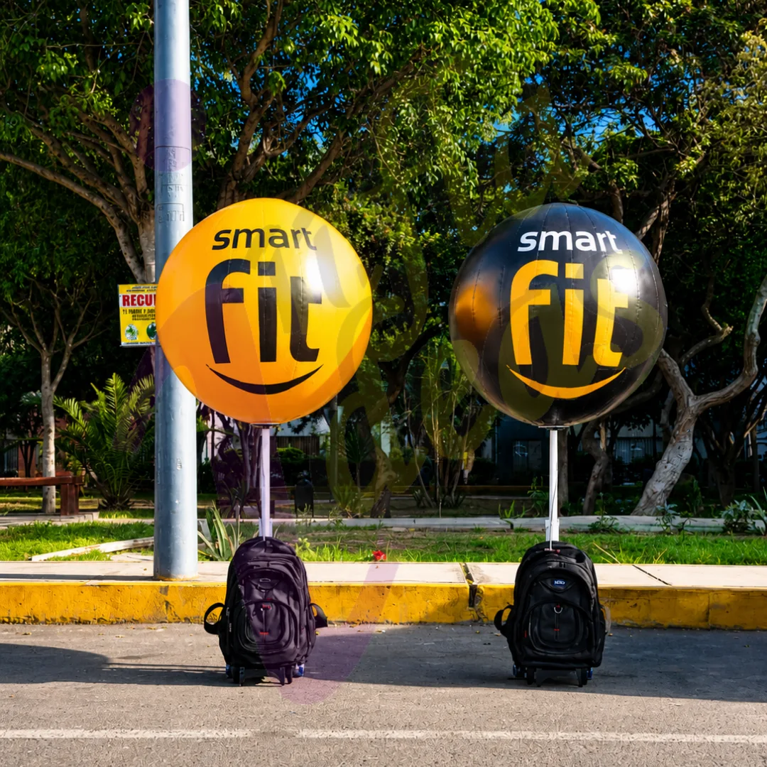 Globo mochila publicitario Smart Fit en Lima