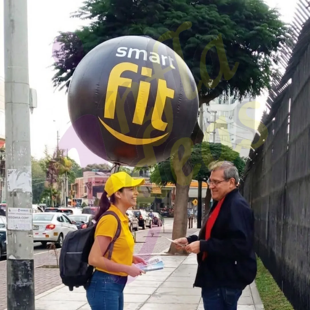 Hombre globo mochila Smart Fit recorriendo la calle